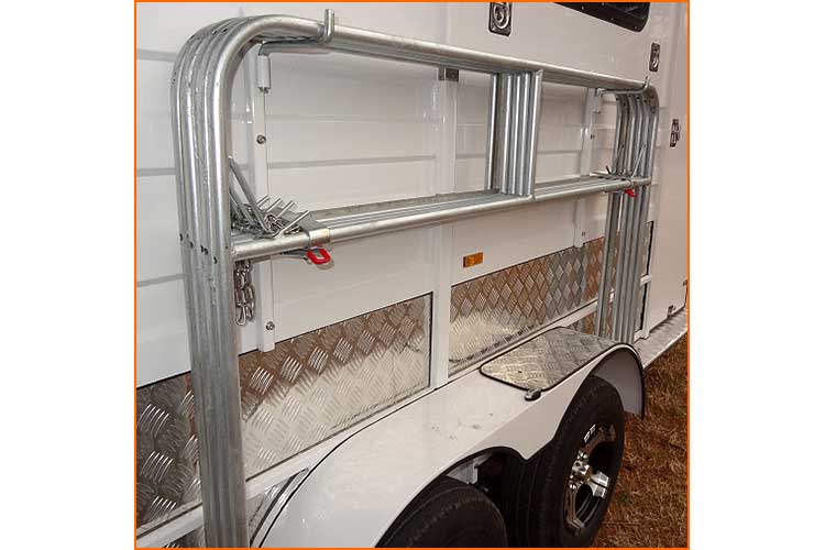 3 Horse Angle Load Float Custom with Kitchen 3halUlt